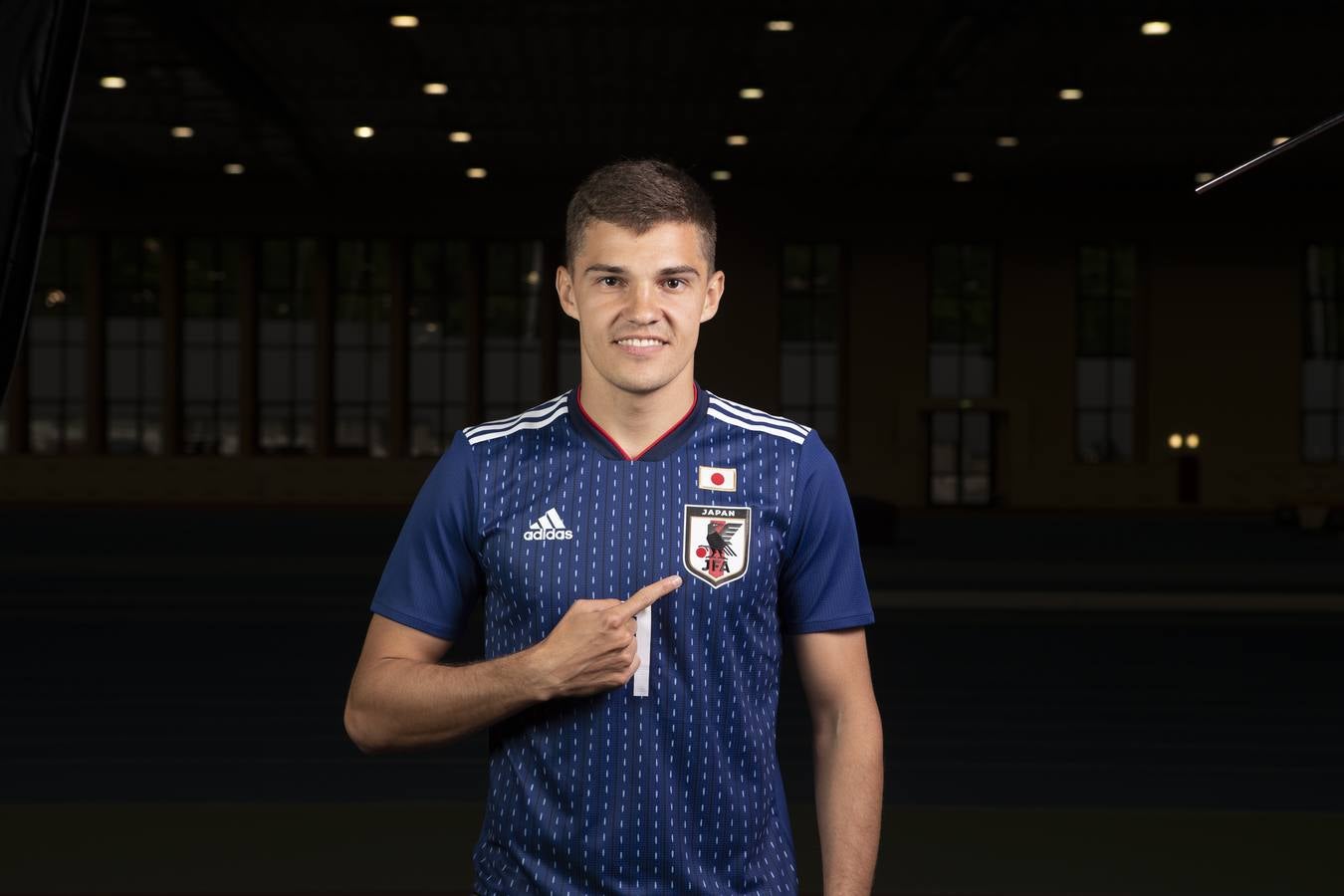 Roman Zobnin, centrocampista ruso, posa con la camiseta de Japón. 