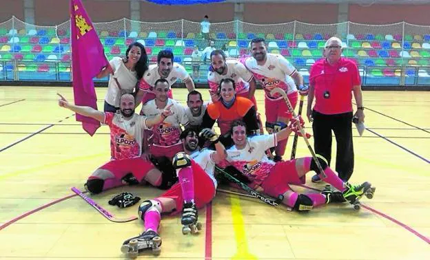 Los jugadores del Club Patín Ciudad de Murcia celebran su triunfo ante el Muro. ::