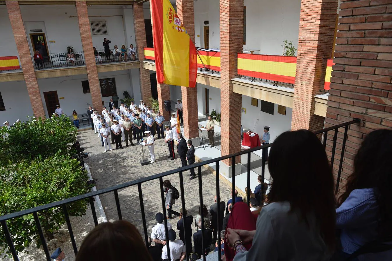 El delegado de Defensa en la Región, Ignacio Marti Scharfaussen, presidió junto al delegado del Gobierno en la Región, Francisco Bernabé, el acto institucional de la Delegación de Defensa que se celebró con motivo del Día de las Fuerzas Armadas