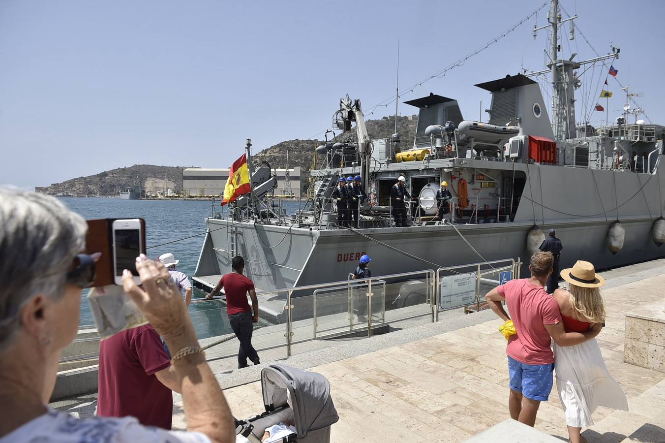 Decenas de personas participaron en Cartagena en los actos culturales y divulgativos organizados por la Armada con motivo del Día de las Fuerzas Armadas, como visitas al cazaminas 'Duero', atracado en el muelle Alfonso XII.