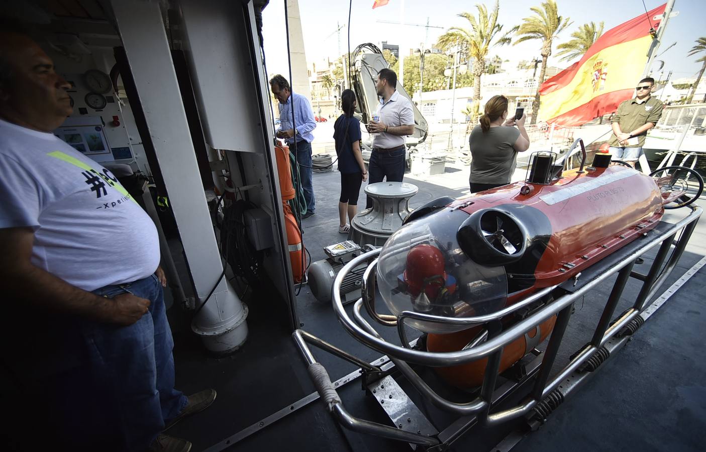 Decenas de personas participaron en Cartagena en los actos culturales y divulgativos organizados por la Armada con motivo del Día de las Fuerzas Armadas, como visitas al cazaminas 'Duero', atracado en el muelle Alfonso XII.