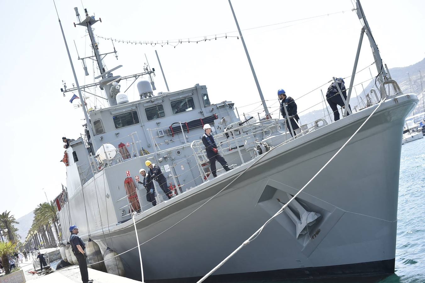 Decenas de personas participaron en Cartagena en los actos culturales y divulgativos organizados por la Armada con motivo del Día de las Fuerzas Armadas, como visitas al cazaminas 'Duero', atracado en el muelle Alfonso XII.