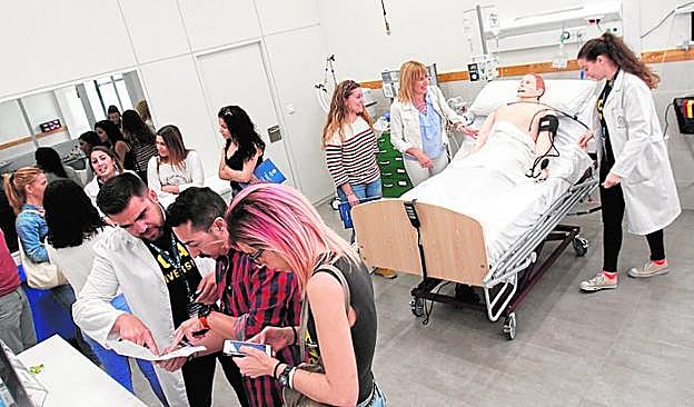 Varios visitantes, ayer en un aula de prácticas en la UCAM.