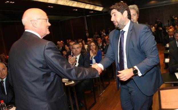 Josep Oliu y Fernando López Miras, este viernes, en el Foro La Verdad-Sabadell. 