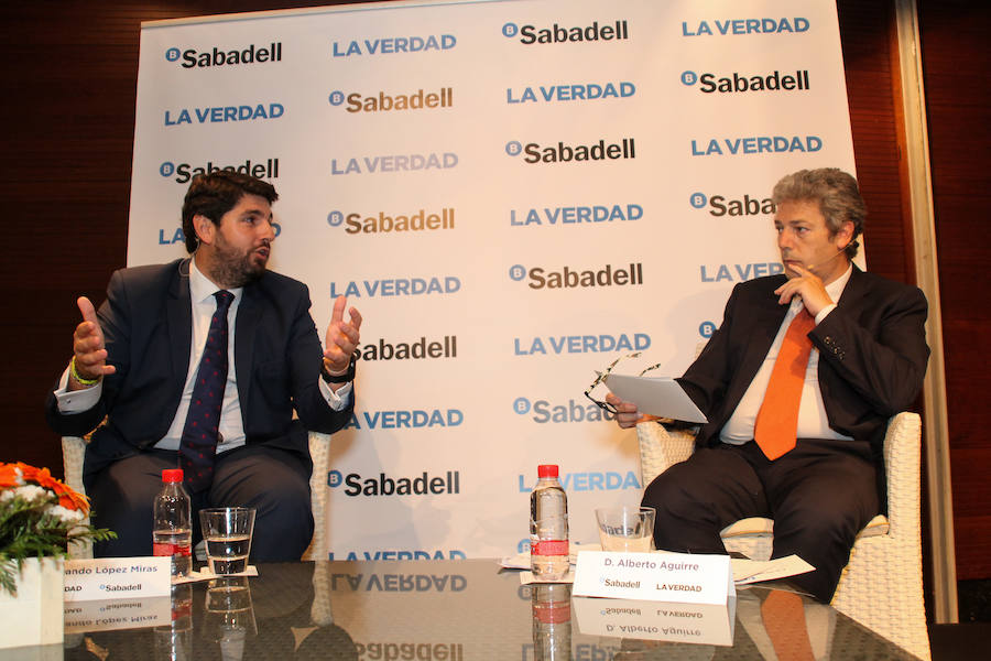 El presidente de Banco Sabadell, Josep Oliu, espera que se superen las «incertidumbres políticas» para consolidar el ciclo de crecimiento