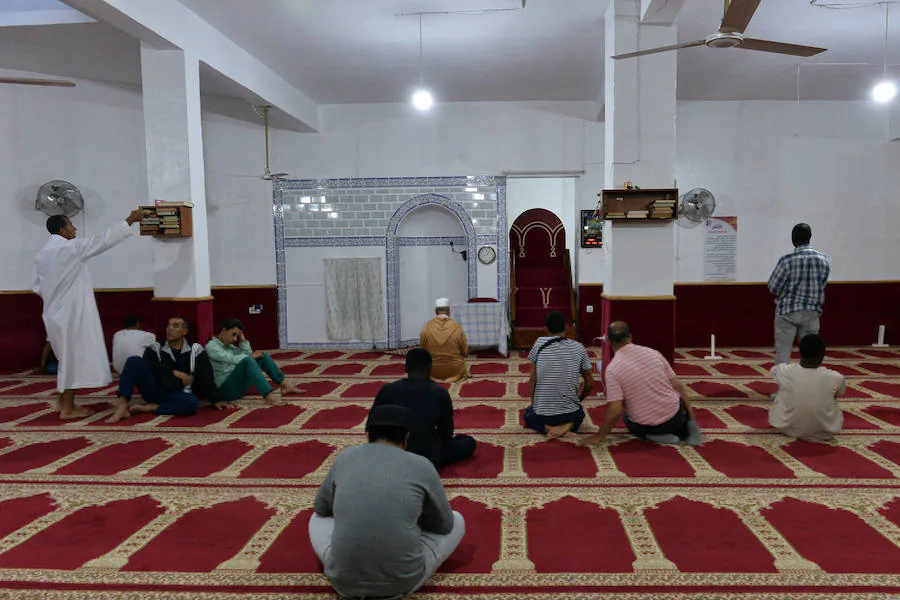 Cada día, los fieles acuden varias veces a la mezquita de la Comunidad islámica Assalam de Murcia, en el barrio del Carmen, para rezarle a Alá