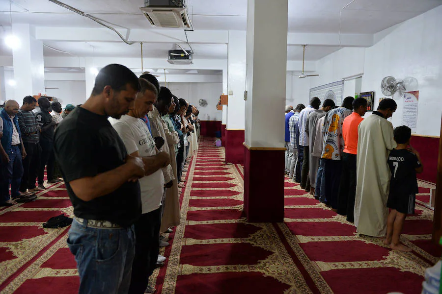 Cada día, los fieles acuden varias veces a la mezquita de la Comunidad islámica Assalam de Murcia, en el barrio del Carmen, para rezarle a Alá