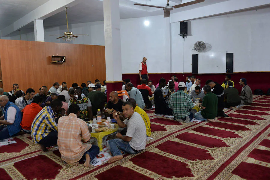 Cada día, los fieles acuden varias veces a la mezquita de la Comunidad islámica Assalam de Murcia, en el barrio del Carmen, para rezarle a Alá