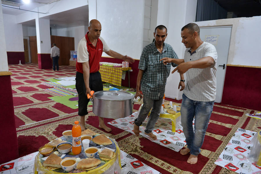 Cada día, los fieles acuden varias veces a la mezquita de la Comunidad islámica Assalam de Murcia, en el barrio del Carmen, para rezarle a Alá