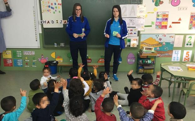 Inma Sojo y Alba Gandía, en una charla a los niños del colegio Hernández Ardieta de Roldán.