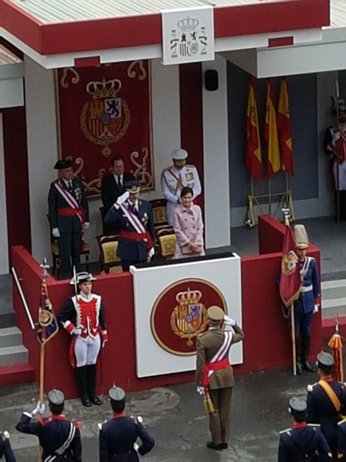 El Rey, vestido con uniforme del Ejército del Aire, ha recibido los honores de ordenanza y pasado revista a un batallón de honores de la Guardia Real