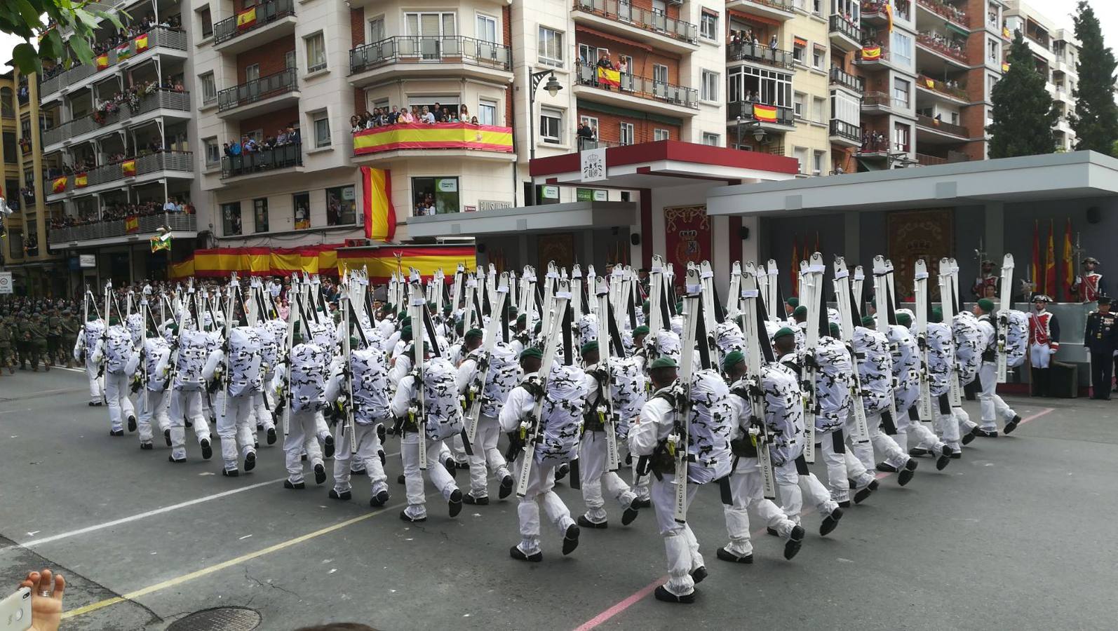 El Rey, vestido con uniforme del Ejército del Aire, ha recibido los honores de ordenanza y pasado revista a un batallón de honores de la Guardia Real