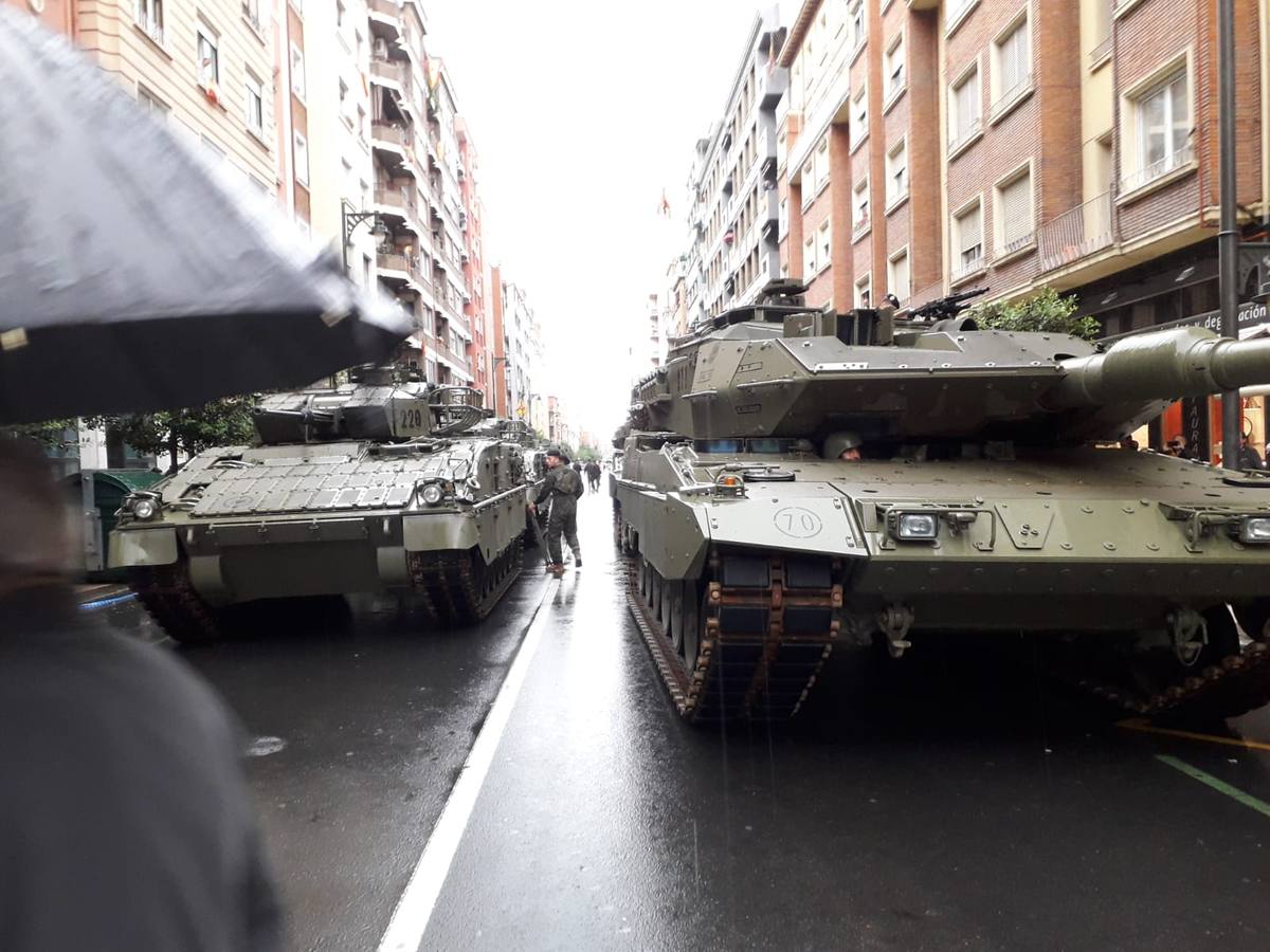 El Rey, vestido con uniforme del Ejército del Aire, ha recibido los honores de ordenanza y pasado revista a un batallón de honores de la Guardia Real