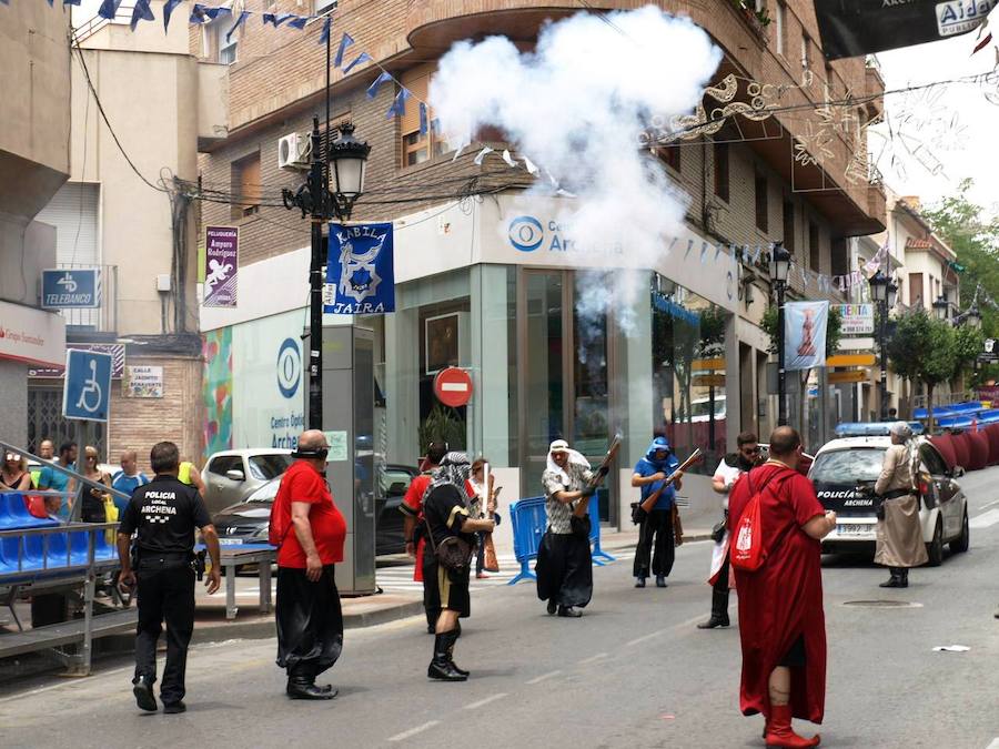 Los vecinos y visitantes, que aplaudieron incesantemente el elegante desfilar de los componentes de las kábilas moras y el enérgico paso de las tropas cristianas