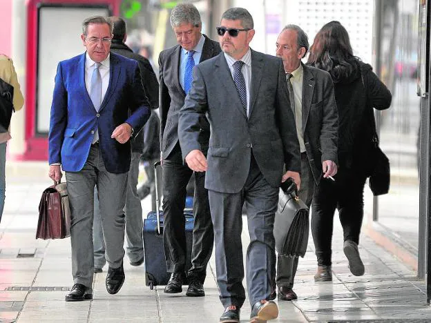 Agustín Alonso, en el centro, camino de los juzgados en abril de 2016.