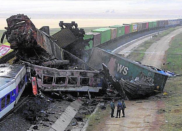  El choque convirtió en un amasijo de hierros las dos locomotoras .