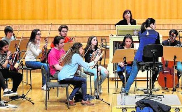 Un ensayo de los componentes de la Orquesta de Jóvenes de la Región, bajo la dirección de Virginia Martínez.