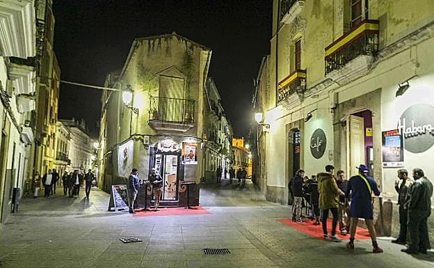 El trabajador afectado por la cefalea en racimos trabajaba en un bar de copas.