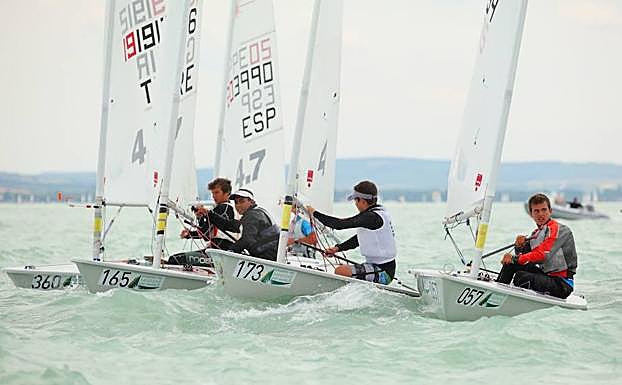 Un grupo de jóvenes practican vela en el Mar Menor.