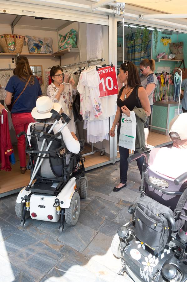 Los comercios, pertenecientes a la Asociación Área Murcia Centro, ponen a laventa ropa, calzado y complementos con precios rebajados 