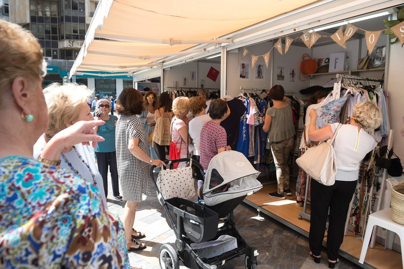 Los comercios, pertenecientes a la Asociación Área Murcia Centro, ponen a laventa ropa, calzado y complementos con precios rebajados 