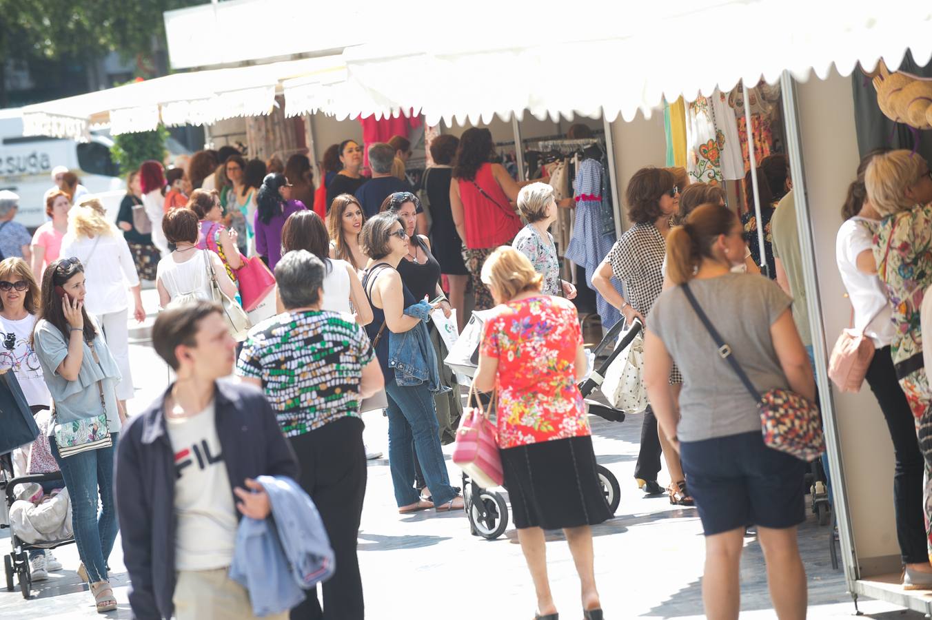 Los comercios, pertenecientes a la Asociación Área Murcia Centro, ponen a laventa ropa, calzado y complementos con precios rebajados 