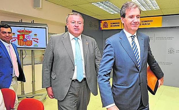 Díez de Revenga, Francisco Bernabé y Juan Alfaro, ayer, en la Delegación del Gobierno.