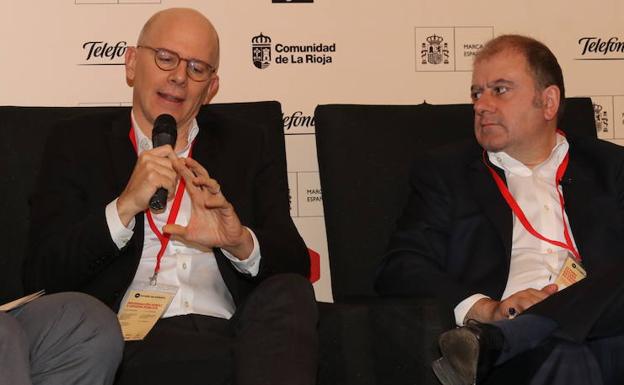 Benjamín Lana (d), director Editorial de Medios Regionales, Suplementos y Revistas de Vocento; y Alejandro Santos, director general de GRUPO SEMANA (Colombia). 