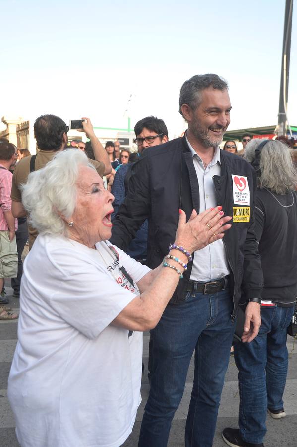 Empleados de Renfe y Adif reclaman junto a políticos de PSOE y Podemos y miembros de la Plataforma Pro Soterramiento «un ferrocarril digno» para la Región de Murcia 