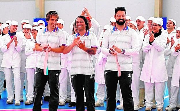 Los paralímpicos Jon Santacana, Víctor González y Miguel Galindo, con empleados de ElPozo Alimentación, ayer. 