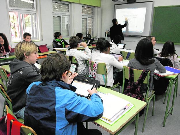 Alumnos del IES Alquibla trabajan con tabletas en el aula, en una foto de archivo.