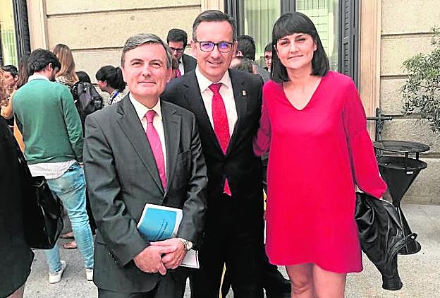 El secretario general del PSRM-PSOE, Diego Conesa, flanqueado por los diputados socialistas Pedro Saura y María González Veracruz, ayer, a las puertas del Congreso.