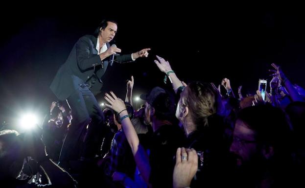 El cantante australiano Nick Cave durante su actuación en la segunda jornada del Primavera Sound que tiene lugar en el recinto del Fòrum de Barcelona.
