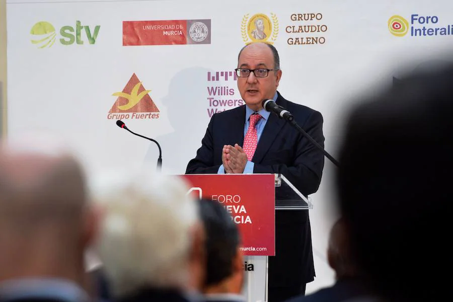 El presidente de la Asociación Española de Banca dibuja en Murcia el nuevo escenario en el que actualmente operan los bancos debido a la incesante regulación, la vertiginosa transformación digital, las dificultades actuales del negocio y el lastre inmobiliario