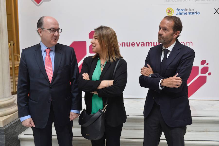 El presidente de la Asociación Española de Banca dibuja en Murcia el nuevo escenario en el que actualmente operan los bancos debido a la incesante regulación, la vertiginosa transformación digital, las dificultades actuales del negocio y el lastre inmobiliario