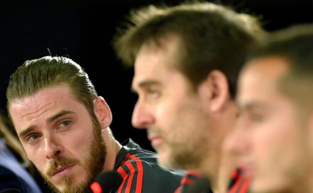 David de Gea (i), junto a Julen Lopetegui y Lucas Vázquez. 