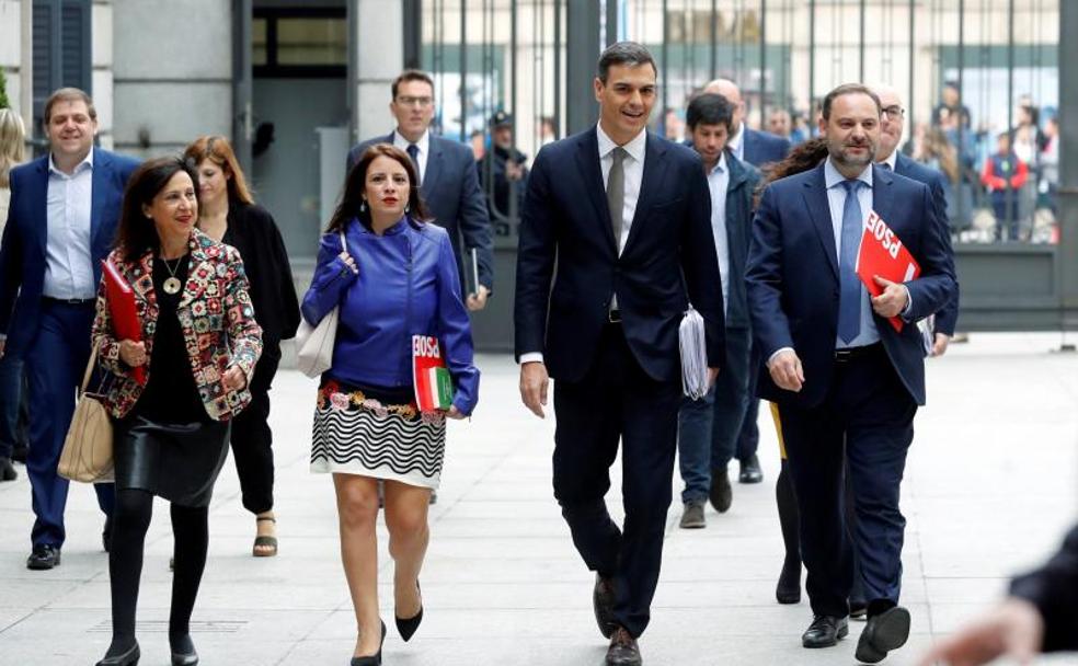 Pedro Sánchez, junto a José Luis ábalos, Adriana Lastra y Margarita Robles. 