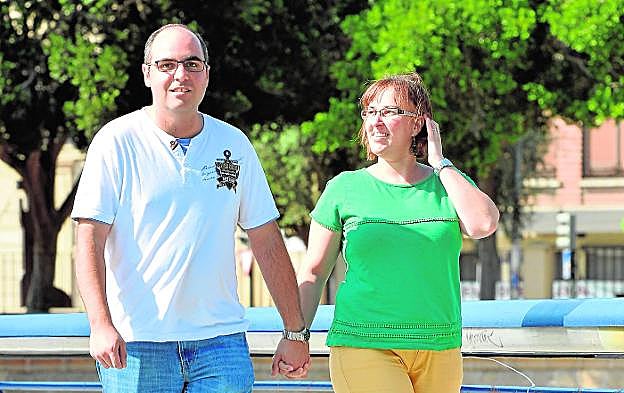 José Antonio Giménez Ayllón y Cristina Pérez Hernández pasean de la mano por el Malecón.