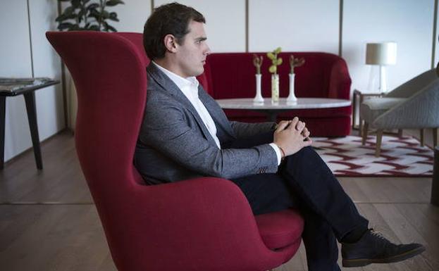 Albert Rivera posa tras una entrevista. 