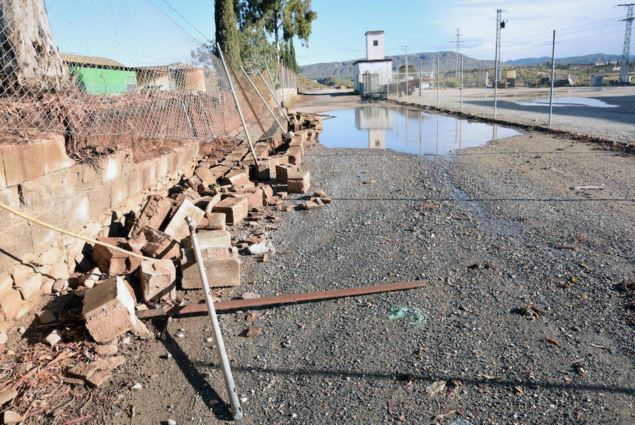 Derrumbe de parte de un muro en la carretera de servicio del paraje La Asomada, en Abarán.