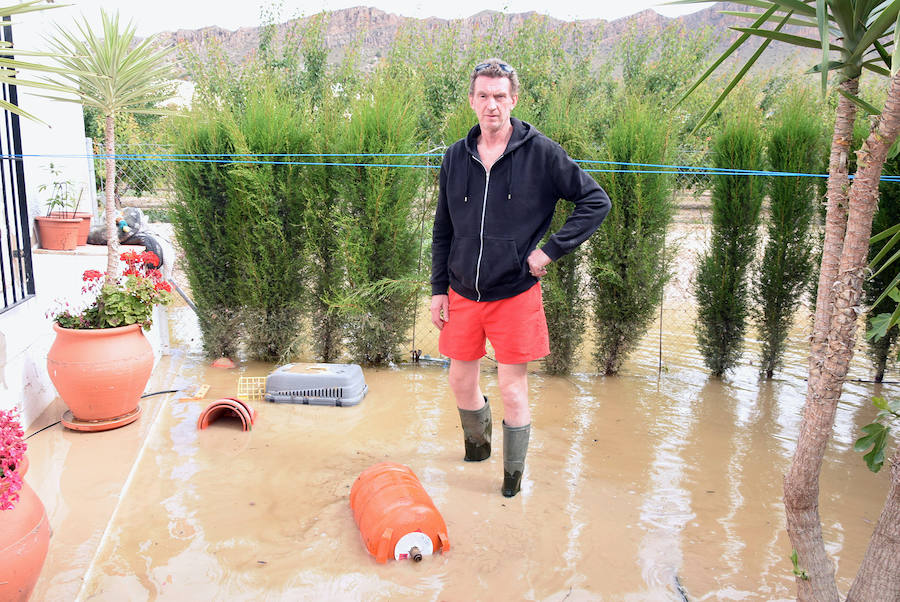 Robert Cox, en el jardín de su vivienda de Blanca, valorando los daños provocados por la inundación. 