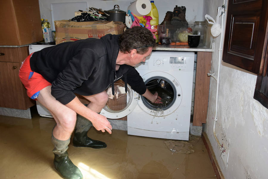 Robert Cox, valorando los daños provocados por la inundación. 