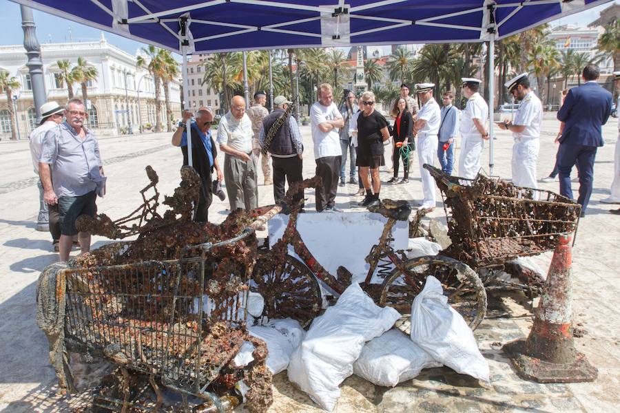 El objetivo es concienciar a los voluntarios de lo fácil que resulta que las basuras lleguen al mar y lo difícil que es luego retirarlas y mantener limpia la costa