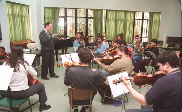 Joaquín Palomares dirige a la Orquesta Clásica Ciudad de Murcia durante un ensayo en el Conservatorio de Murcia. 