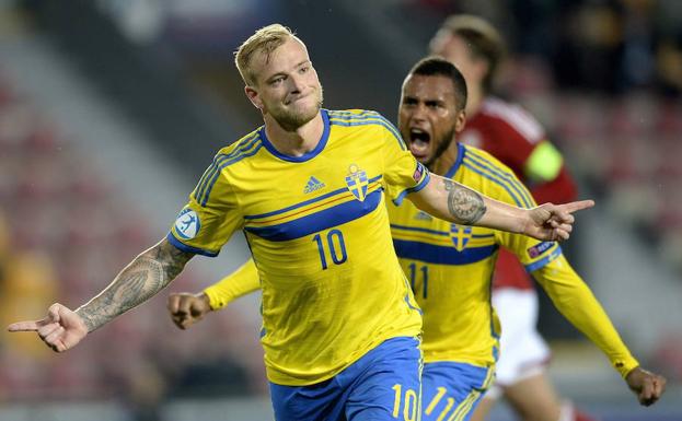 Guidetti celebra un tanto con la selección sueca.