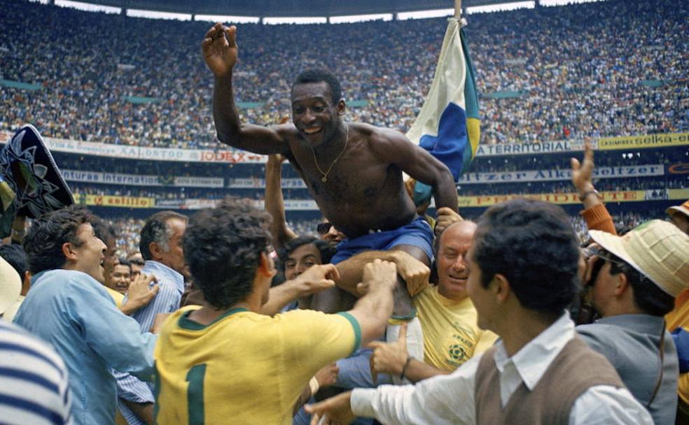 Pelé celebra la victoria en el Mundial de 1970.