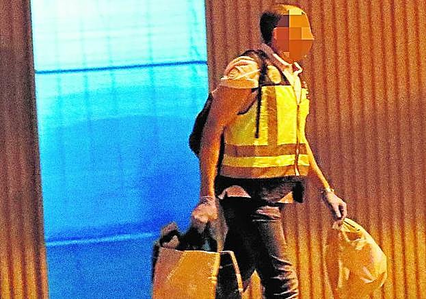 Un policía nacional, en el registro de una 'caleta' desmantelada en la Era alta.