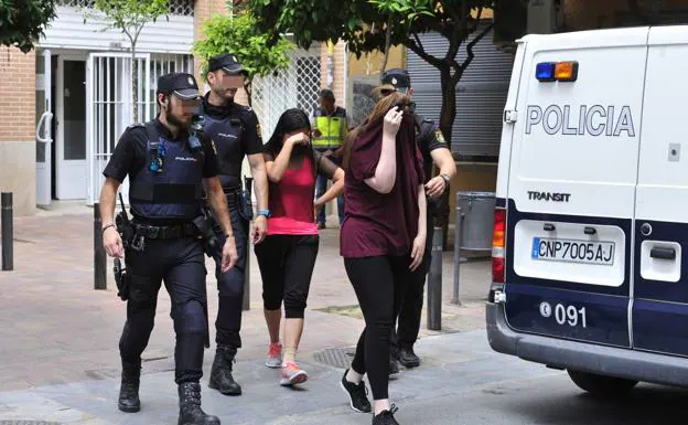 Dos de las mujeres detenidas en San Andrés. 