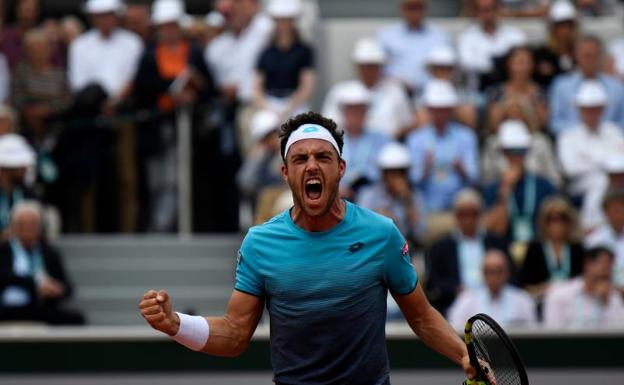 Marco Cecchinato celebra un punto en su partido ante Novak Djokovic.