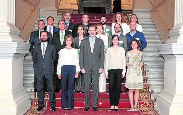 Foto de familia de los premiados presidida por Felipe VI. IBERDROLA
